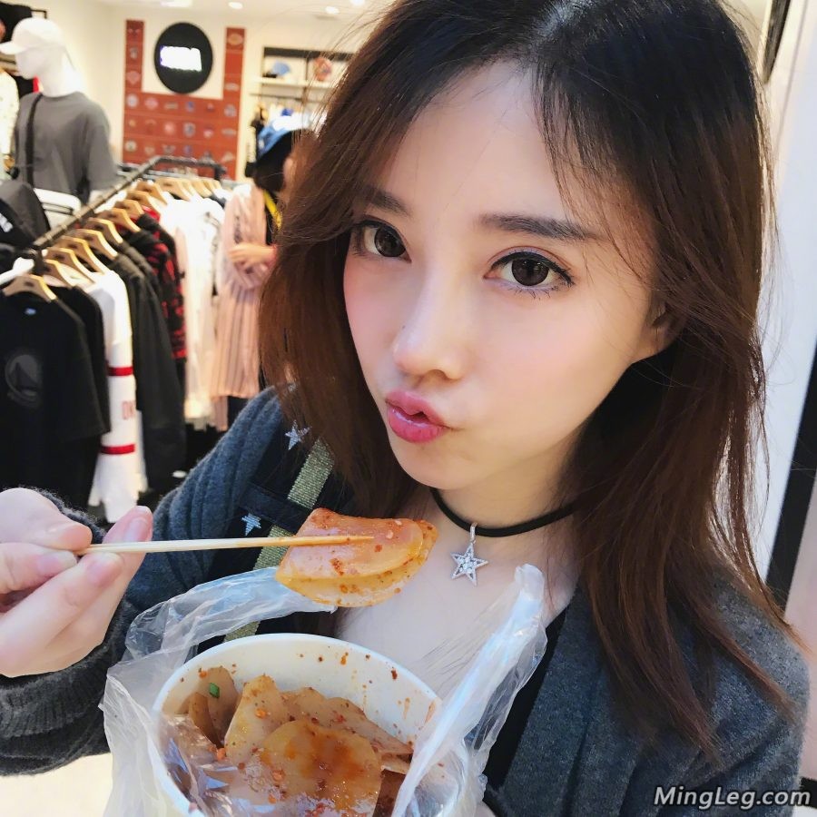 冯提莫吃完东西量体重39.5小脚丫可爱(2/3)