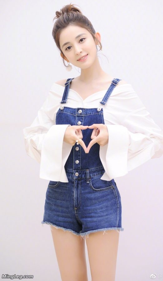 小美人古力娜扎背带裤玉腿(4/4)