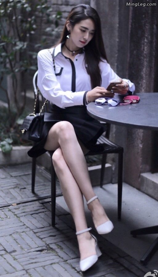 Hunan TV host Liu Ye's photo of Erlang's legs and high heels(1/4)