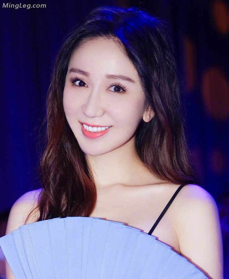 娄艺潇小模样和长腿都是一级棒(1/4)