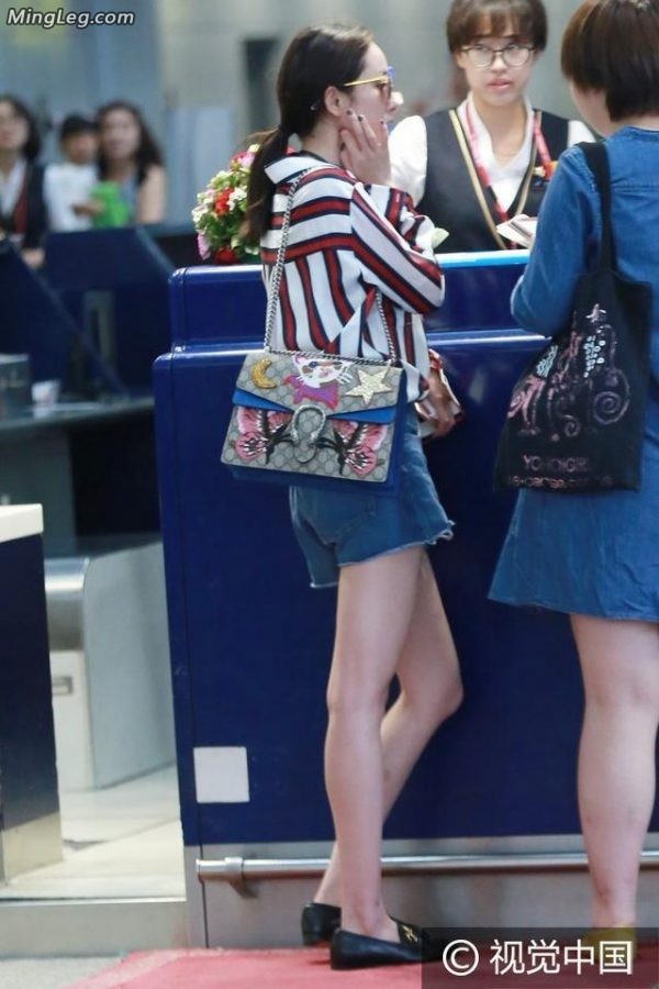 Street shot of Yang Mi in denim shorts and white legs(8/9)
