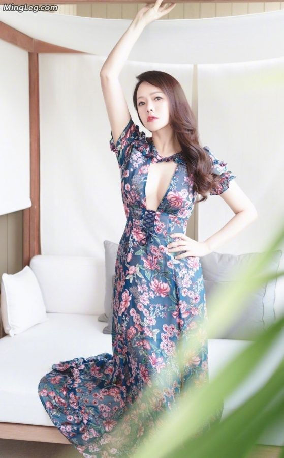 成熟的公主伊能静高跟鞋美腿美胸(7/7)