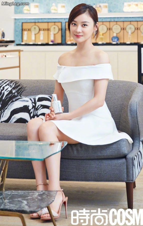 袁姗姗居家写真香肩美腿(1/7)