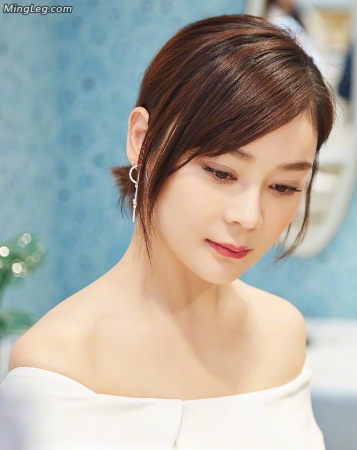 袁姗姗居家写真香肩美腿(6/7)