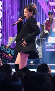 吐槽大会张靓颖美腿长靴子担任主咖