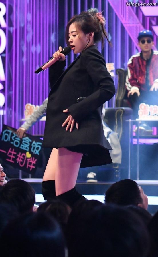 Commentary conference Zhang Liangying with beautiful legs and long boots serves as the main guest(15/17)