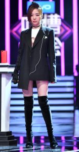吐槽大会张靓颖美腿长靴子担任主咖