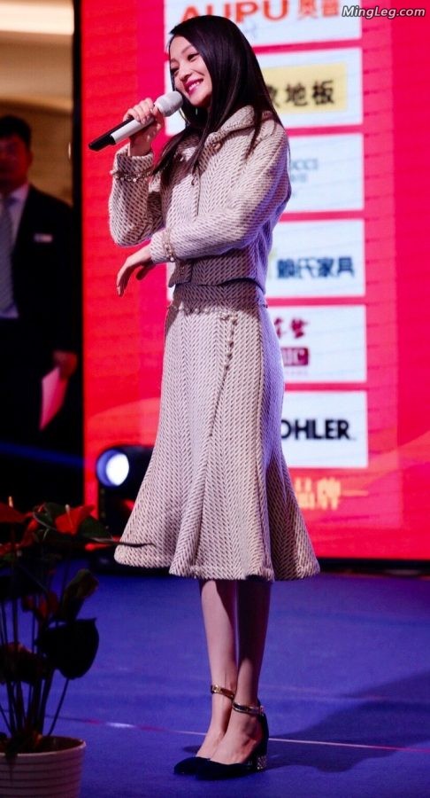 Petite beauty star Angela Chang has high heels and thin legs(2/6)