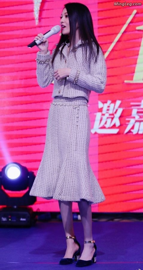 Petite beauty star Angela Chang has high heels and thin legs(3/6)