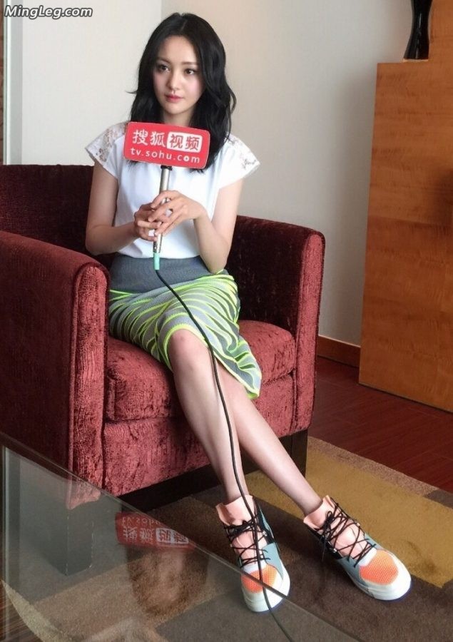 郑爽双腿交叉接受媒体访问(2/4)