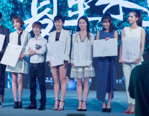 郑爽细美腿亮相宣传活动 夏梓桐大白腿抢镜