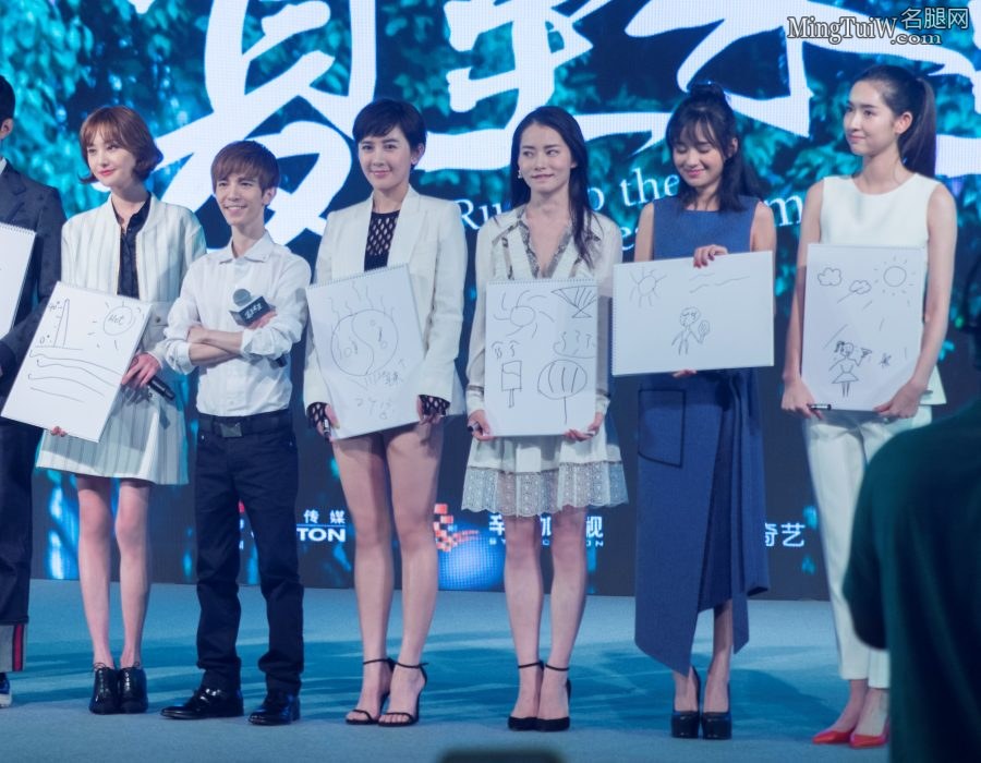 郑爽细美腿亮相宣传活动 夏梓桐大白腿抢镜(22/25)