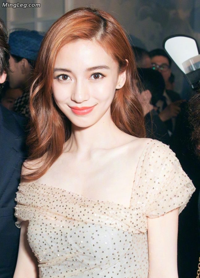 Angelababy两颗白嫩酥胸(1/15)