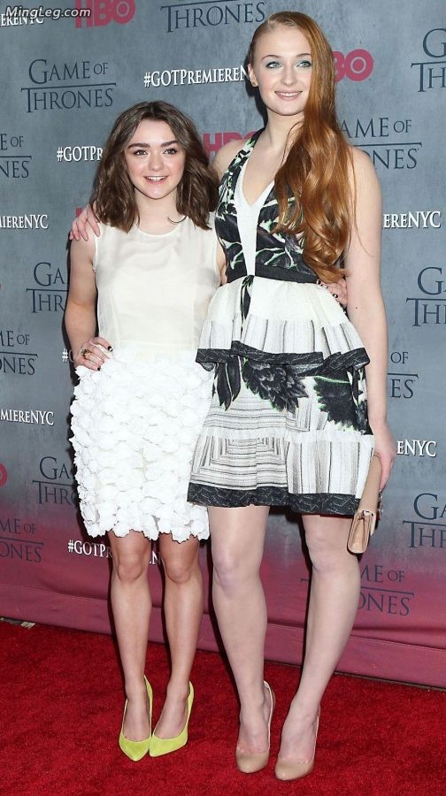 斯塔克家姐妹三傻Sophie Turner和二丫Maisie Williams(2/14)