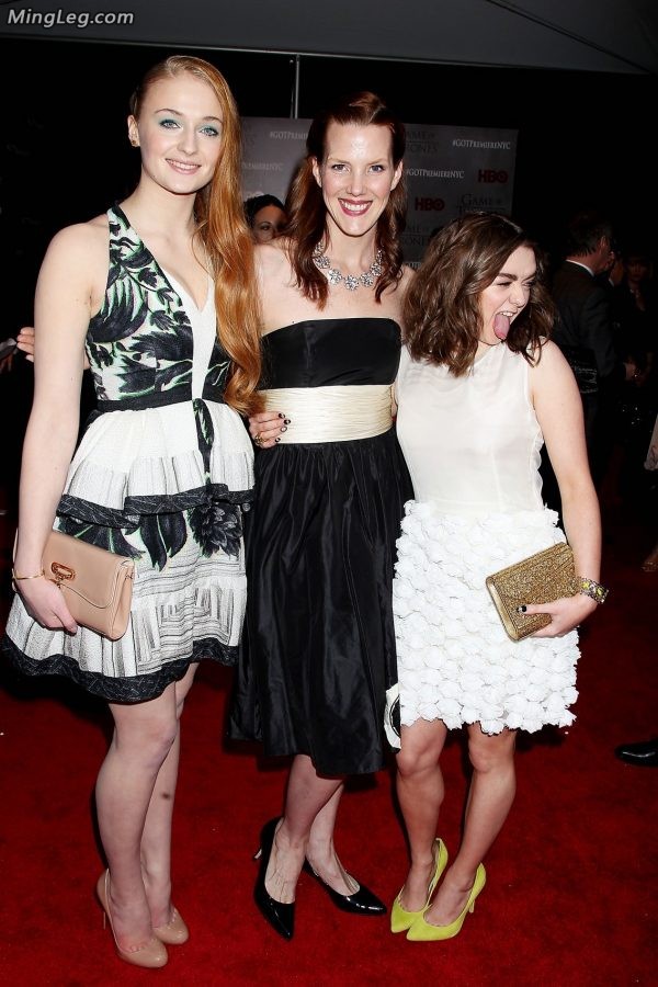 斯塔克家姐妹三傻Sophie Turner和二丫Maisie Williams(6/14)
