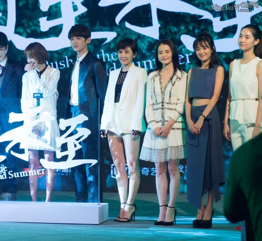 郑爽细美腿亮相宣传活动 夏梓桐大白腿抢镜(23/25)