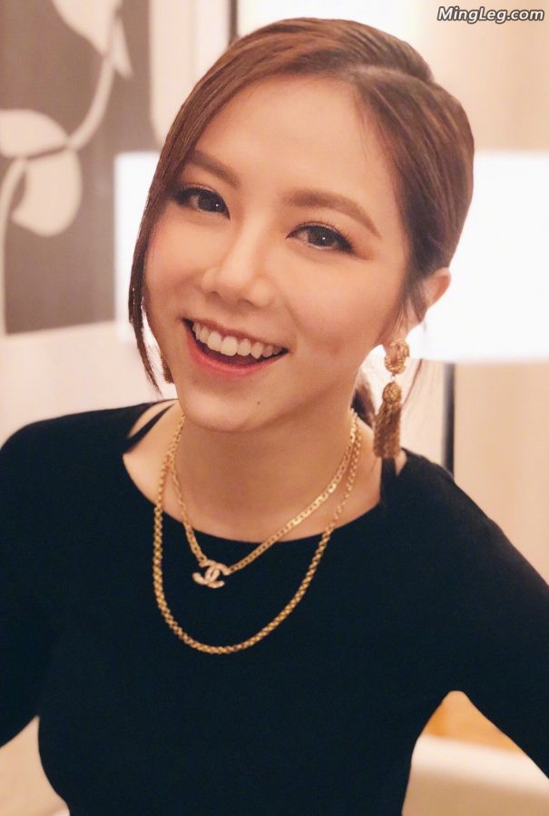 歌手邓紫棋恨天高跟里的美脚(4/4)