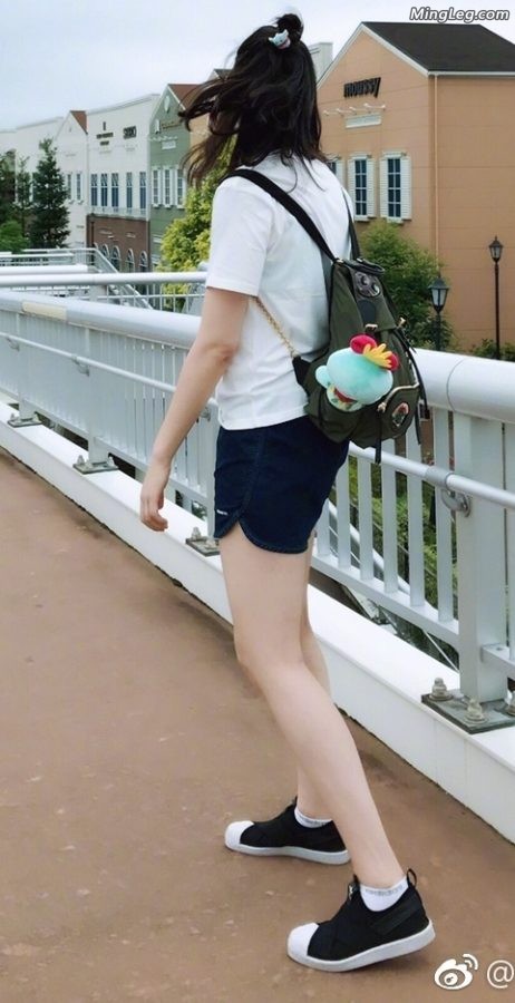 眼镜妹惠若琪长白腿旅行(1/3)