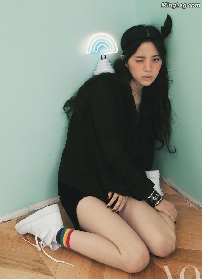 欧阳娜娜的少女美腿跪坐在角落里(1/1)