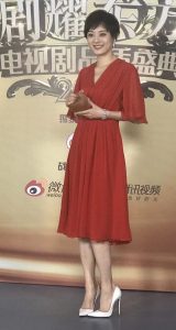 颁奖礼孙俪上台白色高跟红色鞋底