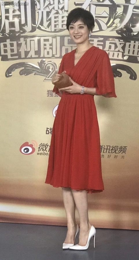 颁奖礼孙俪上台白色高跟红色鞋底(13/24)
