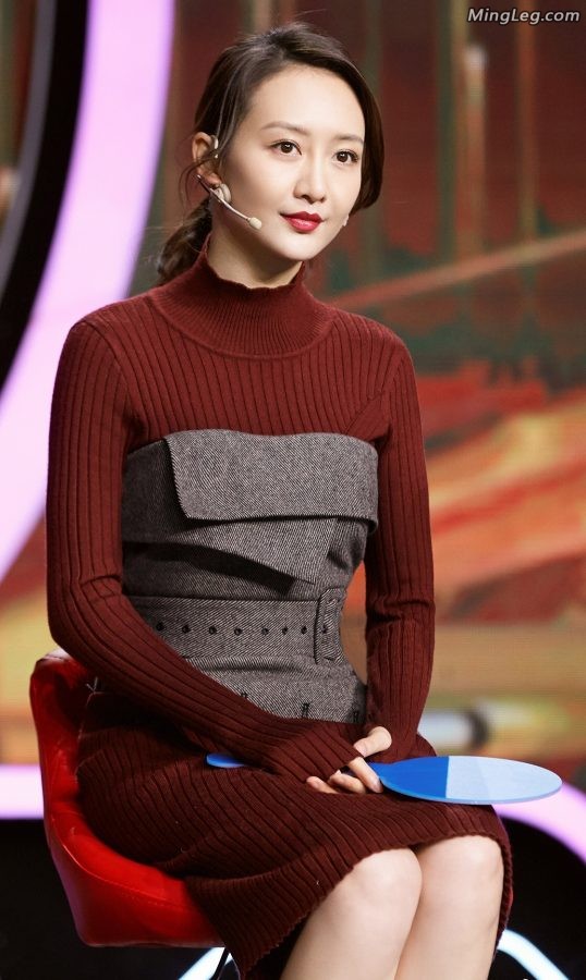 当红女星王鸥美足玉腿优雅坐姿(2/4)