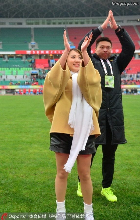 贵州恒丰球队董事长文筱婷球场秀美腿(2/8)