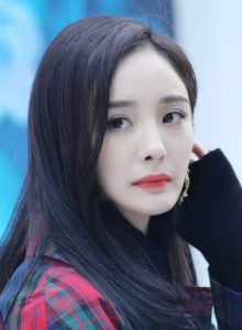 把杨幂高跟鞋弄满脚踩出门