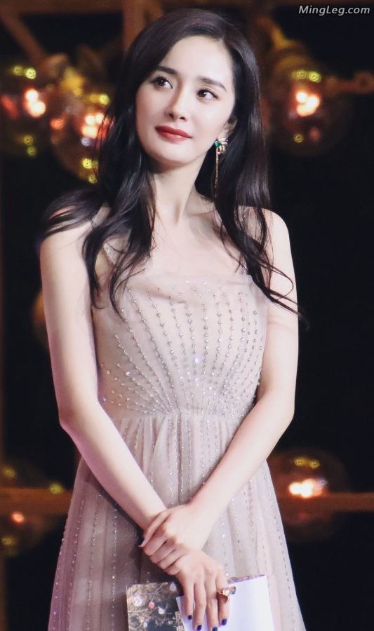  Yang Mi's long flowing dress with cool high heels and sexy beautiful feet(17/34)