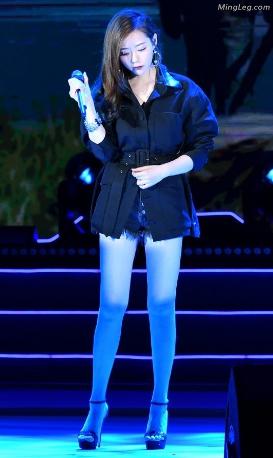 美腿女神张靓颖超短热辣短裤(2/12)