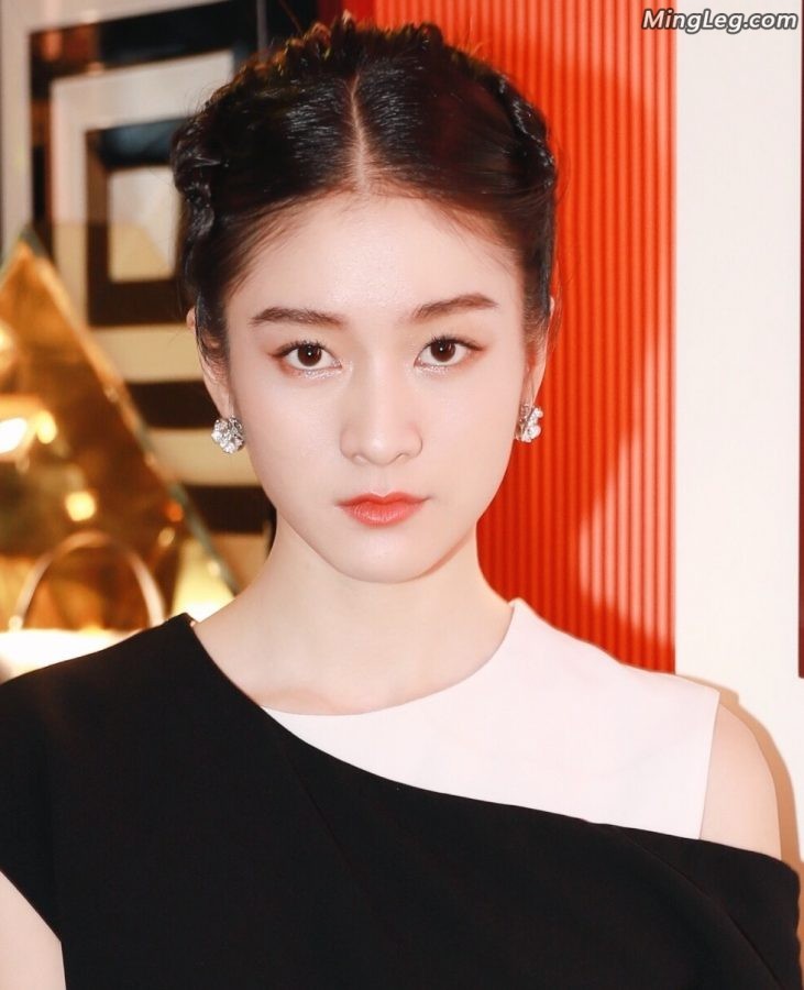Zhang Xueying's sexy cool high heels and white tender feet(2/4)