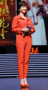 赵雅芝性感红色高跟鞋脚背