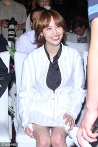 郑爽细美腿亮相宣传活动 夏梓桐大白腿抢镜