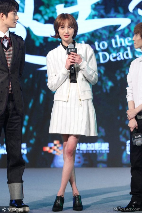 郑爽细美腿亮相宣传活动 夏梓桐大白腿抢镜(10/25)