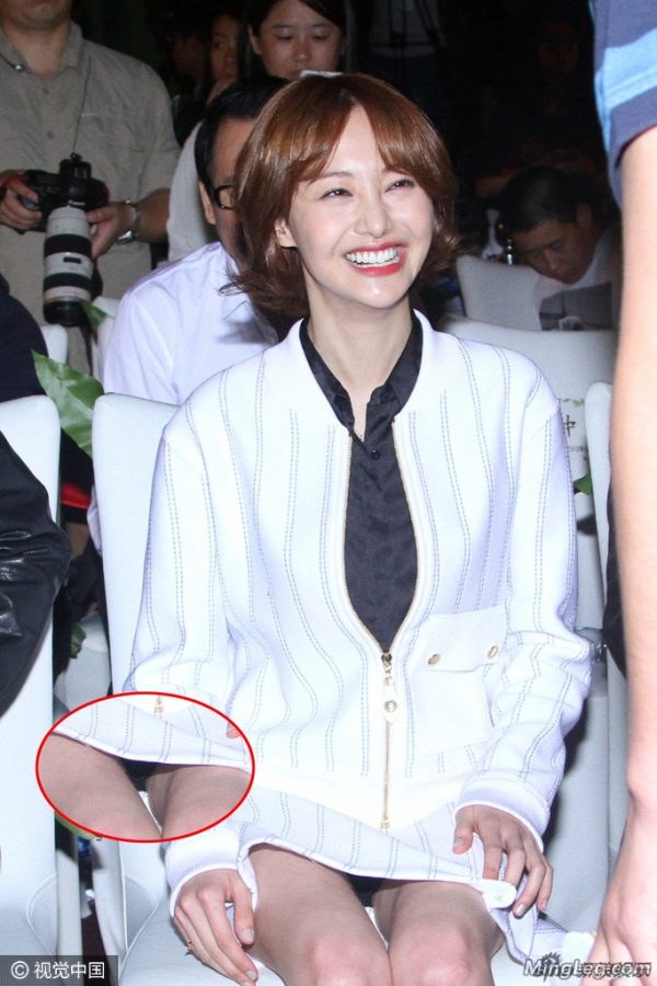 郑爽细美腿亮相宣传活动 夏梓桐大白腿抢镜(17/25)