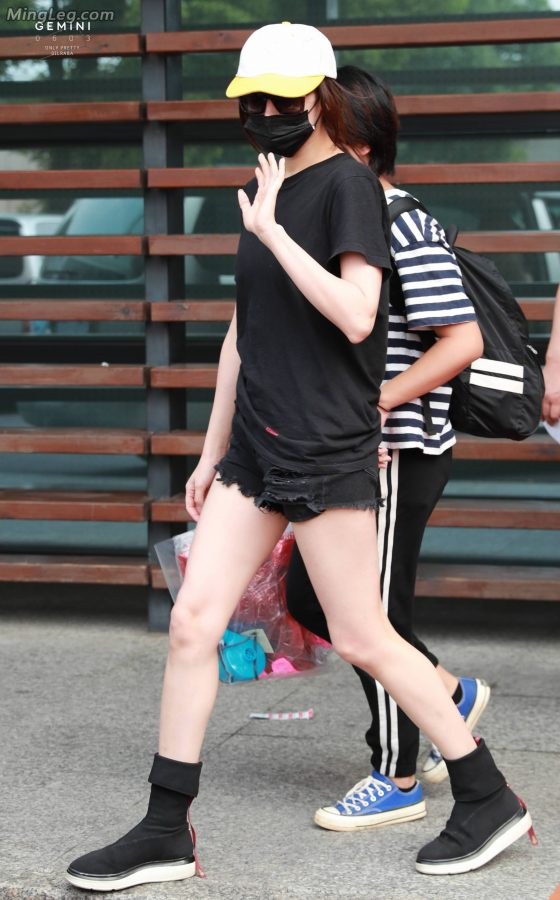 迪丽热巴白腿出门不露脸(6/16)