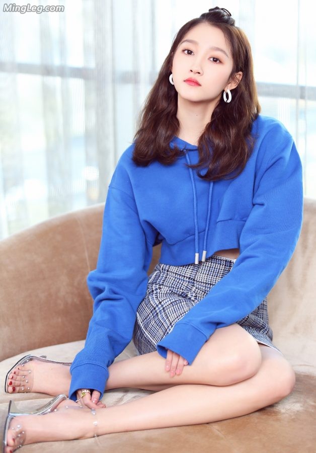 关晓彤美腿靓脚丫欢迎大家(1/15)