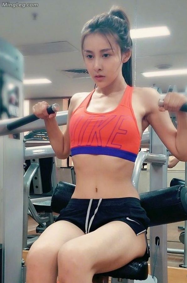 贾青健身房里面修炼好身材(3/6)