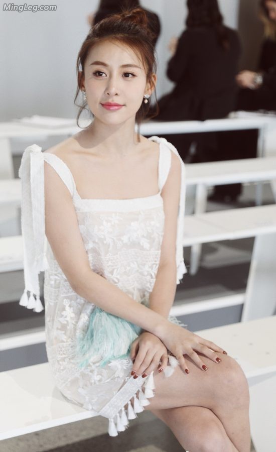 贾清尖头高跟白腿坐姿性感(2/9)