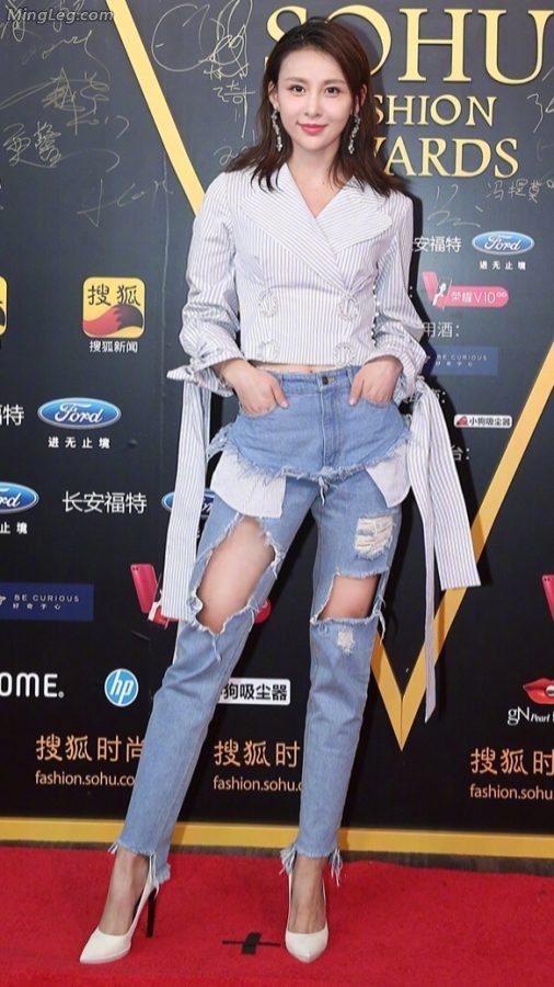 贾青这牛仔裤破到一定程度了(2/11)