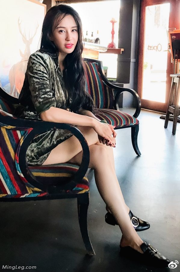 Muqi Miya high-definition fashion white legs street shooting(4/5)