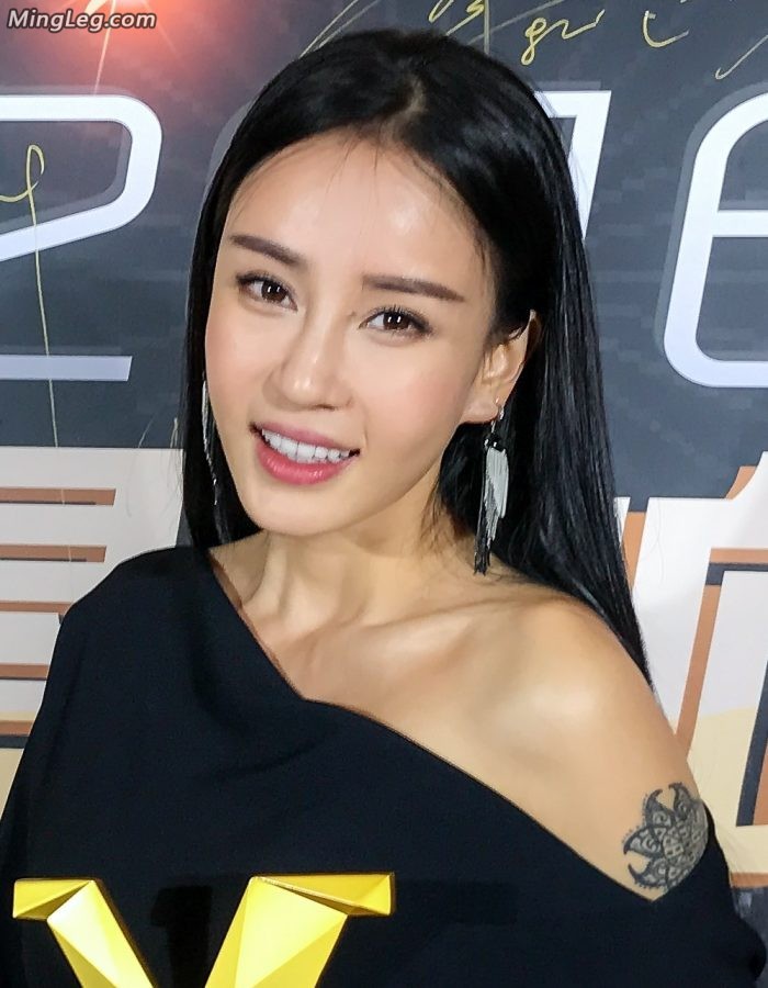 母其弥雅性感礼服露大长腿(3/3)