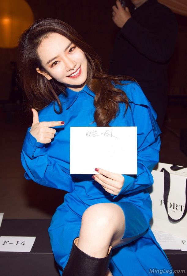 女星戚薇穿蓝色衫裙配性感皮靴美腿(5/22)