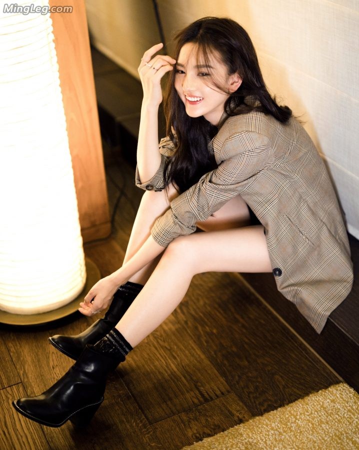 气质宋祖儿皮鞋美腿写真图片(1/5)