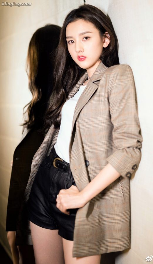 Photo pictures of Song Zuer's elegant leather shoes and beautiful legs(3/5)