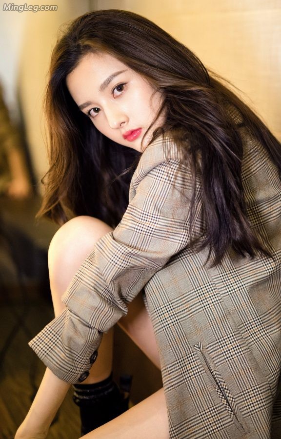 Photo pictures of Song Zuer's elegant leather shoes and beautiful legs(4/5)