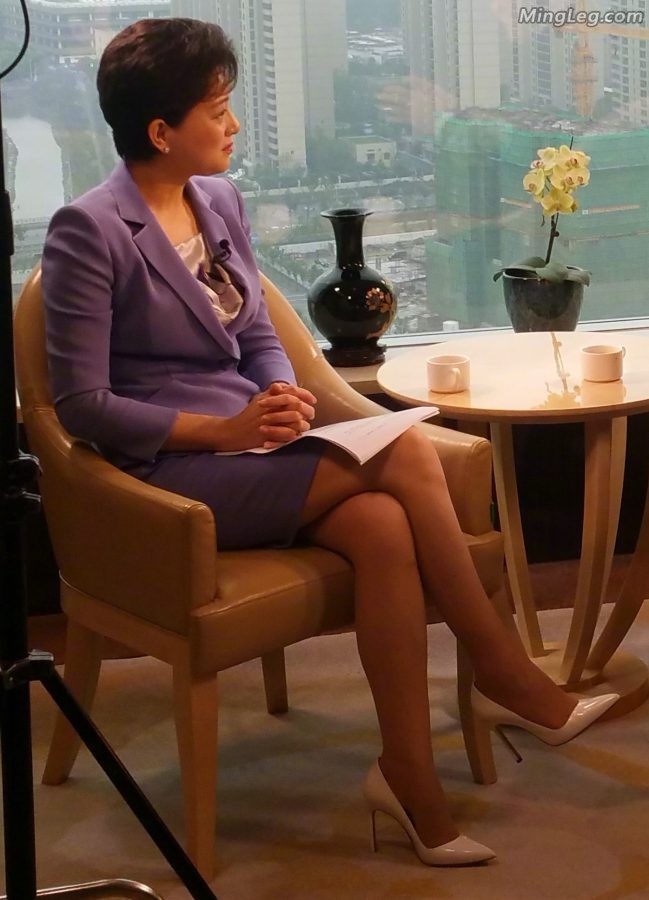女主持人杨澜穿套裙坐姿迷人(1/5)