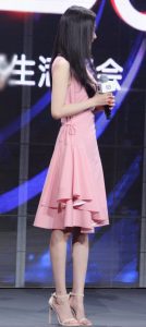 杨幂真是一位神奇的美腿女星代言了一个神奇的网站