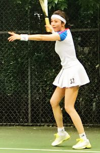 女老板尹峰网球场展示美腿不要放过她