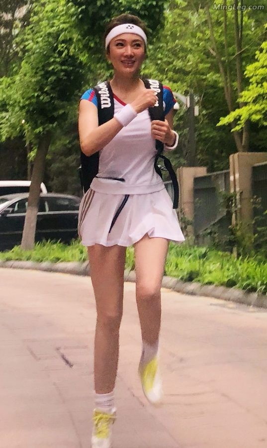 女老板尹峰网球场展示美腿不要放过她(8/8)